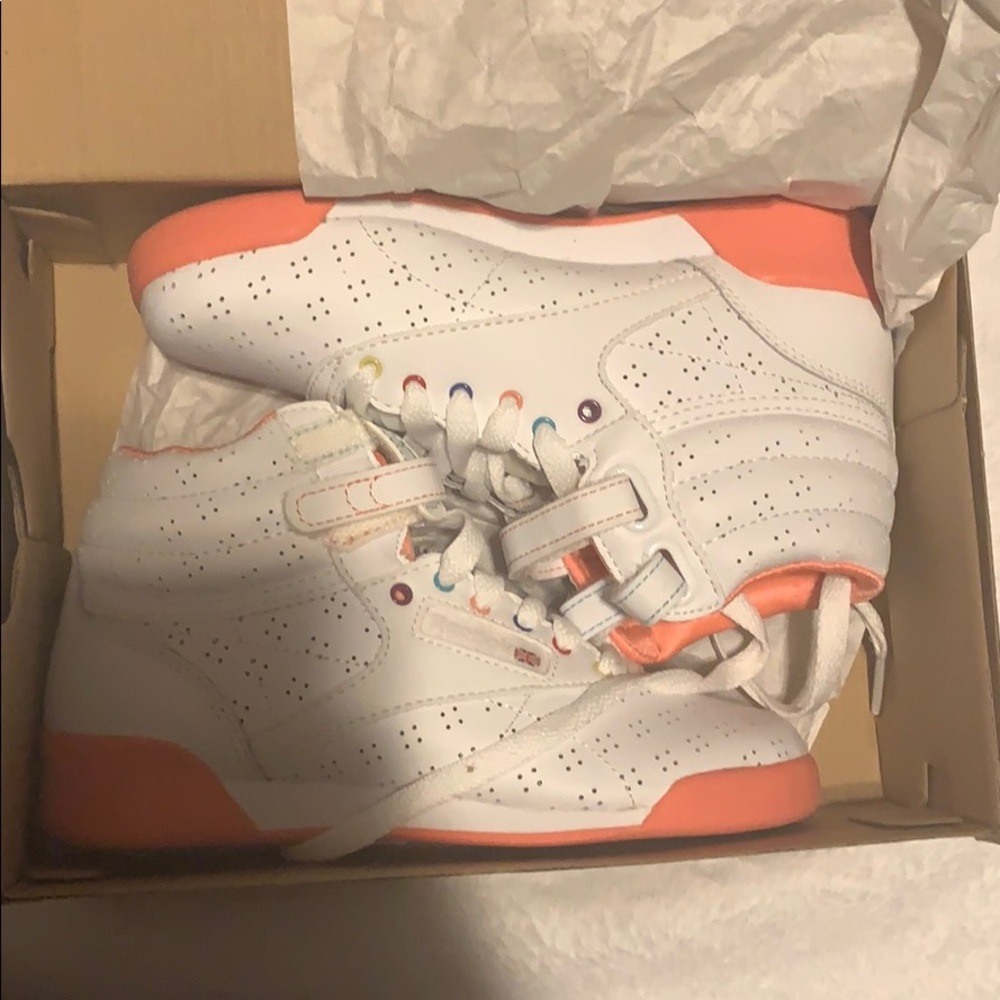 New little girl reebok sneakers